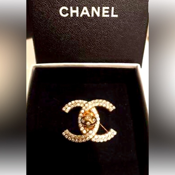 Chanel Pre-Owned
97P CC Turn-lock Crystal Brooch ❤️‍🔥 - Picture 3 of 9